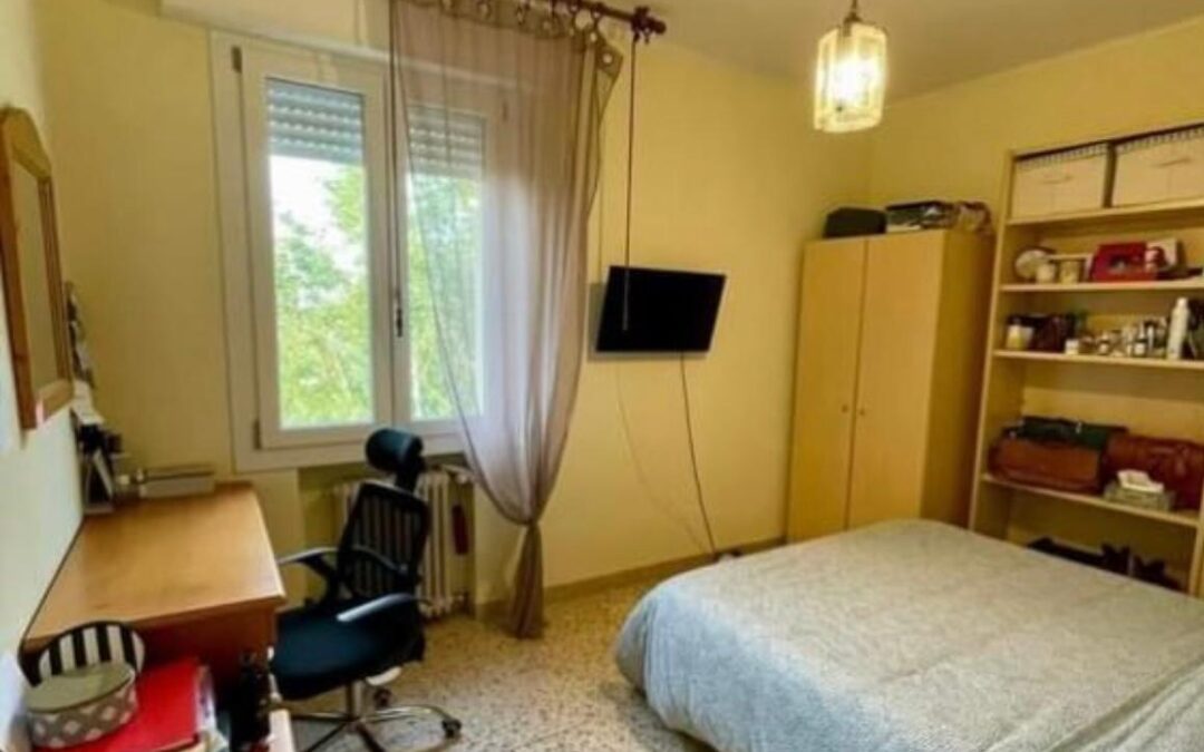 Affitto ampia camera matrimoniale a Modena in via Gramsci
