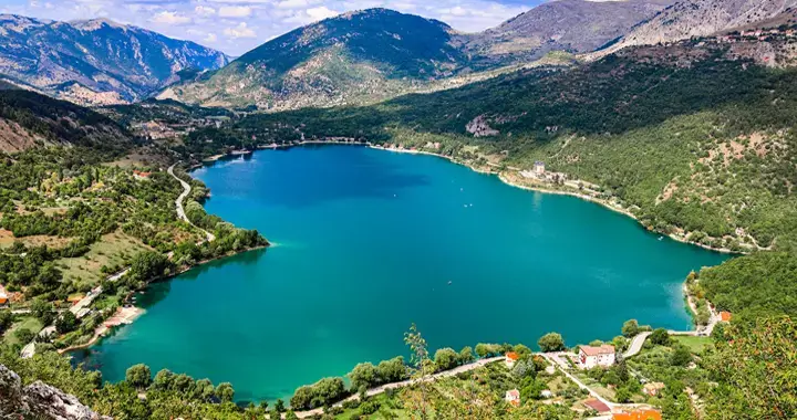 Lago circondato da montagne — Circolo Dipendenti BPER Banca